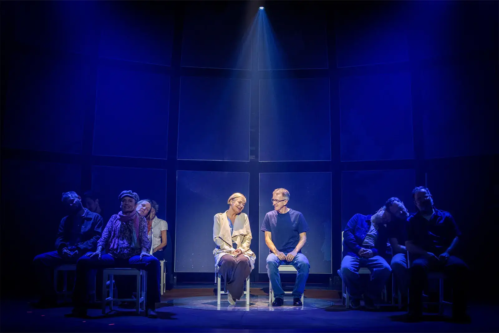 Obsada Come From Away w scenie ze stołkami na Scenie Relax