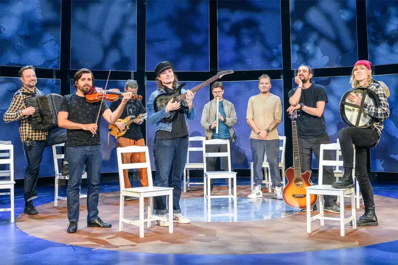 Obsada musicalu Come From Away na scenie - zdjęcie 24